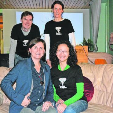Konstruktiver Abend - Garith Peters, Tamara Stockmann (stehend), Katja Stockmann und Bild Xochitl Brechbühl (vorne, von links) waren in Muri zu Besuch: cbl
