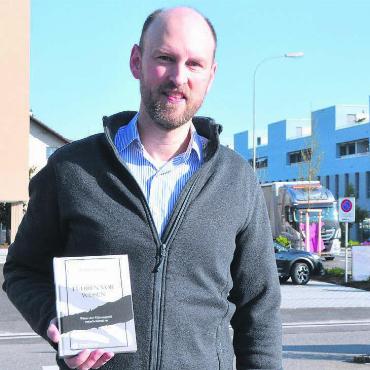 Das geschaffen, was ihm fehlte - Martin Arnold mit seinem Buch – zwei Jahre lang hat er daran geschrieben und auch immer wieder gezweifelt. Bild: Annemarie Keusch