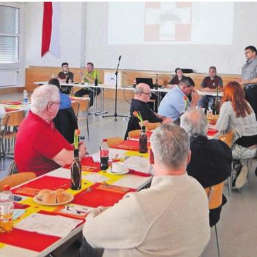 Viel altes Handwerk - Die Delegierten der verschiedenen Feuerwehrvereine trafen sich in Bünzen. Bild: zg