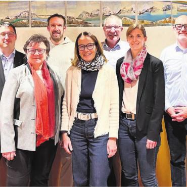 Grünes Licht erhalten - Freude über die Genehmigung des Baukredits (v. l.): Vorstandsmitglieder Martin Leu, Stefan Huwyler, Präsidentin Doris Stöckli, Sebastian Hagenbuch, Jacqueline Riedo Seiler, Stephan Köpfli, Irene Koch, Gesamtleiter Philipp Zimmermann und Thomas Stübi, Leiter Finanzen. Bild: Walter Minder