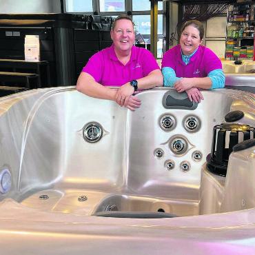 Sind vom positiven Effekt eines Bades im Whirlpool überzeugt: Michael und Daniela Casati. Bild: Sabrina Salm