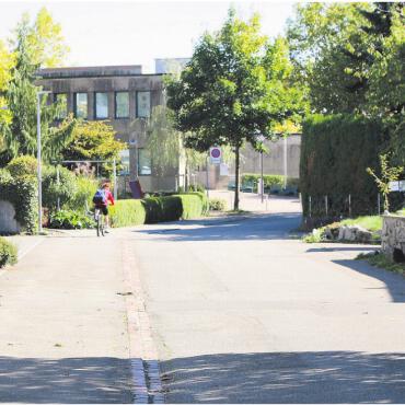 Sanierungen für 1,71 Millionen Franken - Unter anderem in diesem Strassenabschnitt der Kelleräckerstrasse sollen die Wasserleitungen saniert werden. Bild: zg