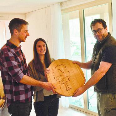 Nachhaltigkeit ohne Dogmatik - Preisübergabe im Gemeinschaftswohnhaus in Muri. Matthias Ott (rechts) mit Linus Staubli und Célina Schüpfer. Bild: Thomas Stöckli