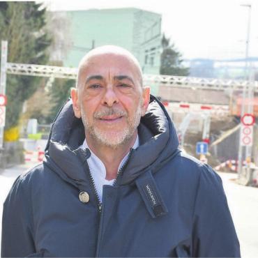 Laufkundschaft wird umgeleitet - Guiseppe Bilello, hat sich an die Medien gewand. Er möchte, dass die Betriebe an der Zürcherstrasse auch während der Bauarbeiten nicht vergessen gehen. Aus eigener Erfahrung weiss er, dass sie mit massiven Umsatzeinbussen kämpfen. Bild: Verena Anna Wigger