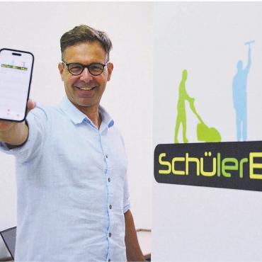 Beide Seiten profitieren - Per App einfach zu handhaben. Martin Schneider will das Schülerbüro weiter fördern und bekannt machen. Bild: Annemarie Keusch