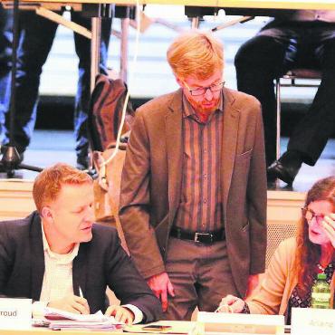 Knapp an Blamage vorbei - Wo nehmen wir das Geld her? Der Gemeinderat (im Bild von links Arsène Perroud, Thomas Burkard und Ariane Gregor anlässlich der Budgetdebatte) bleibt gefordert, die finanzielle Lage ist weiter angespannt. Bild: Archiv