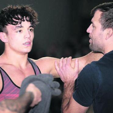 Ein Bein im Final - Showman und Publikumsliebling Saya Brunner (links) wird von Trainer Pascal Strebel motiviert.
