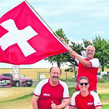 Fahrverbot wird verschoben - Für die Schweiz an der Offroad-EM 2023 in Tschechien: Bruno und Melanie Trottmann mit «Fähnrich» Daniel Koch. Bild: zg
