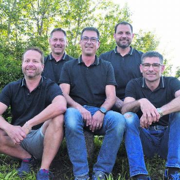 Nach 13 Jahren Pause - Sie organisieren das Maisfäscht, von links: Stephan Koch, Roger Keusch, Beat Keusch, Marc Meier und Patrick Müller. Es fehlt: Reto Kuhn. Bilder: zg / Annemarie Keusch