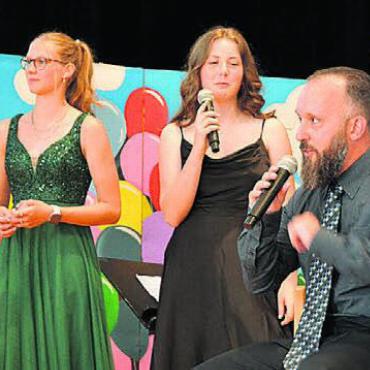 Abschied und Anfang in einem - Die Sek 3a forderte ihren Lehrer Kevin Berndt zum Abschluss mit einem Quiz.