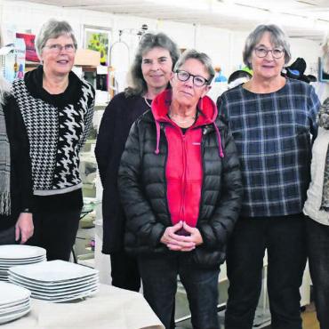 Die Engel von der Brockenstube - Sie leisteten stellvertretend für alle 46 Frauen eine tolle Arbeit in der Brockenstube (v. l.): Beatrice Salerno, Stefanie Kuhn, Ursula Eigenmann, Silvia Rutschmann, Christine Freudenthaler, Präsidentin Marianne Tannheimer. Bild: Daniel Marti