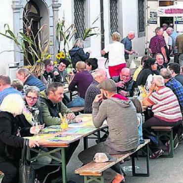 Anstossen auf ein rundes Jubiläum - Bereits am Nachmittag wurde der Platz am Winzerfest knapp: Dank zusätzlichen Festbänken fanden alle Gäste einen Platz.