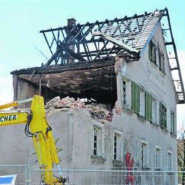 Baugrube verschwindet bald - Im Frühling 2022 wurde die Brandruine des «Rössli» abgerissen. Bild: Archiv