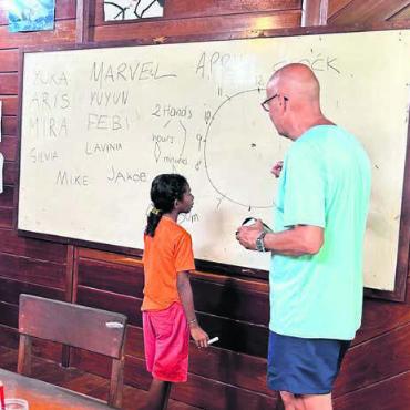 Den Horizont immer erweitern - Auf der Nachbarinsel half Jakob Dolder beim Unterrichten in der Schule von Child Aid Papua mit. Bilder: zg