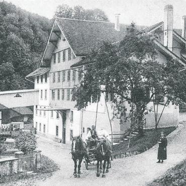 Mit Interviews und vielen Fotos - Pferde und erste Lastwagen transportieren die schweren Mehlsäcke. Vor der Bachtalmühle, vermutlich um 1920. Bilder: zg