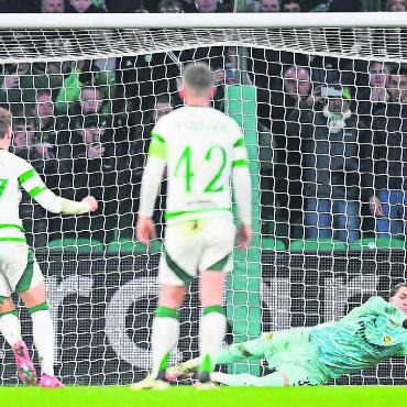 Ausgezeichnet und doch enttäuscht - 41. Minute. Marvin Keller ahnt die Ecke und hält den Penalty. Arne Engels (Nummer 27) hat in dieser Saison alle seine sieben Penaltys verwertet. Bild: Freshfocus