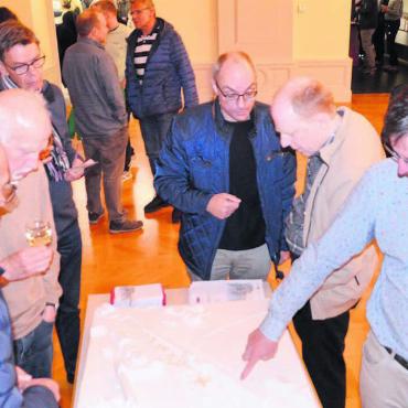 Öffentliche Interessen im Fokus - Das Modell zum Richtkonzept des Bahnhofquartiers Muri wird genau inspiziert. Gemeinderat Beat Küng (2. v. r.) gibt persönliche Erläuterungen ab. Bild: Thomas Stöckli