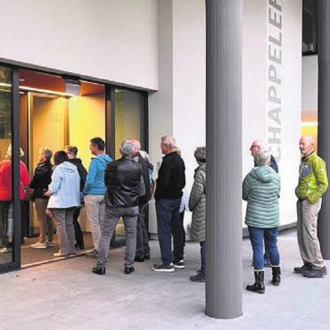 Wenn es mehr Stühle braucht - Präsident und Kassier freut es: Warteschlange am Eingang des Chappelehofs.