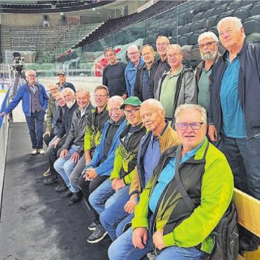 Turner in der Eishalle - Die Männerriegler auf der Spielerbank der ZSC Lions – eingewechselt fürs Spiel wurden sie aber nicht. Bild: zg