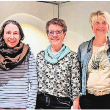 Drittes Ehrenmitglied - Die neu aufgenommenen Mitglieder Cristina Leu, Daniela Suter, Susanne Schwab und Tina Hullin nehmen das neue Ehrenmitglied Lisbeth Arnold in die Mitte (von links). Bild: zg