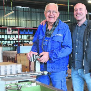Für beide Seiten ein Gewinn - Zwei, die sich verstehen und schätzen: Hugo Kölliker (links) zusammen mit Adrian Trottmann, Inhaber und Geschäftsführer der N K Produktions AG. Bild: Annemarie Keusch