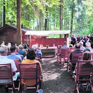 Im Schatten der Bäume - Der Feldgottesdienst im Wald ist ein spezieller und beliebter Anlass. Bild: zg