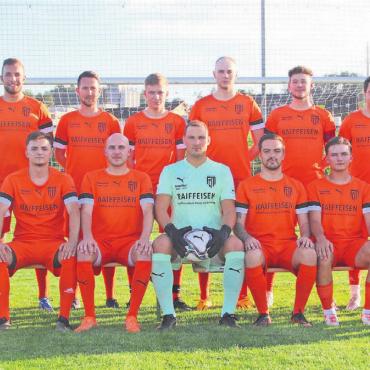 Realistisch bleiben - FC Merenschwand, Saison 2024/25, hinten, von links: Sajmir Veliju (Trainer), Michele Schmid, Luca Nietlispach, Jan Heggli, Raphael Glöckler, Robin Schoch, Giovanni D Elena, Samuel Gaspers (Assistenztrainer). Vorne: Marco Pasquarelli, Manuele Pasquarelli, Jetmir Limoni, Fabio Käppeli, Marco Pielli, Lukas Aepli, Gian-Luca Neiger, Silvan Mattig, Fabian Nikaj. Es fehlen: Simon Bächler, Szabolcs Baricz, Marc Berli, Damian Biderbost, Tim Gehbauer, Musa Haljimi, Darko Jankovic, Enis Ljatifi, Alex Marra, Christian Marra, Alejandro Schegg, Patrick Stettler, Damian Stöckli, Marsio Stutz, Andrin Tischhauser.