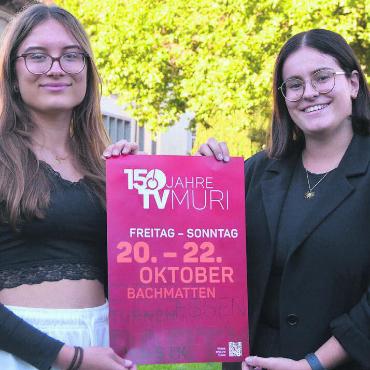 Ein Teil der Fahne werden - Sie freuen sich riesig, auch wenn langsam die Nervosität steigt: Sophia Blum (links) und Alina Brogle. Bild: Annemarie Keusch