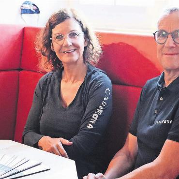 Auftakt zum Abschweifen - Ruth und Balz Käppeli haben wiederum ein unterhaltsames Programm mit der gewissen Würze zusammengestellt. Doch nun wollen sie ihren Auftrag als Leitungsteam des Cabarena weitergeben. Bild: vaw
