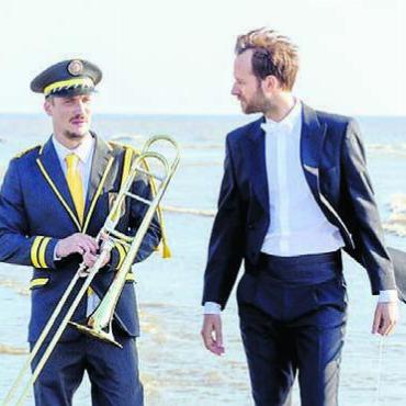 Auf der Suche - Die zwei ungleichen Brüder in «En Fanfare»: Der weltberühmte Dirigent Thibaut will seinem Bruder Jimmy und seiner Blaskapelle helfen, einen grossen Traum zu verwirklichen. Bild: zg