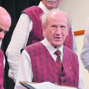 Alle Herzen geöffnet - Ein besonderer Moment: Peter Jud (Mitte) singt seit 55 Jahren aktiv und denkt nicht ans Aufhören. Am Jahreskonzert wurde er für dieses grosse Jubiläum besonders geehrt. Bilder: Annemarie Keusch