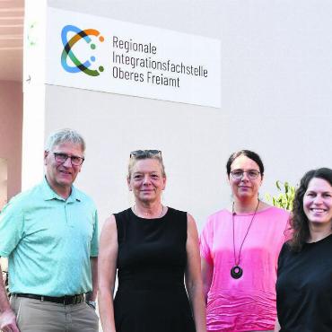 Als Dreh- und Angelpunkt da - Sie arbeiten daran, dass die RIF am Caspar-Wolf-Weg 2 die Türen öffnet. Von links Gemeinderat und Präsident RIF Oberes Freiamt Daniel Räber, Monika Landmann, Stellenleiterin, Ursula Rey, Verantwortliche Freiwilligenarbeit, und Anna Rotzetter, Verantwortliche Projekte. Bild: Verena Anna Wigger