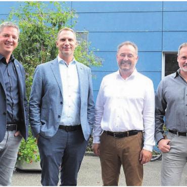 Als Team bestätigt worden - René Schmidli, Daniel Füglistaler, Renato Sanvido und Fabian Lupp (v. l.) freuen sich vor Ort über die Wiederwahl, Ueli Lütolf tut das in den Ferien.