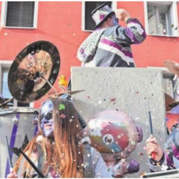Kunterbunte Fasnachtsparty - Die Lindenberggeister aus Buttwil präsentierten sich hoch oben auf dem Wagen.