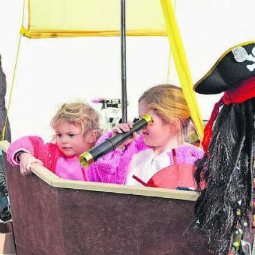 Ein Potpourri der Fasnächtler - Ausschau halten, das können auch kleine Bärinnen im Piratenschiff.