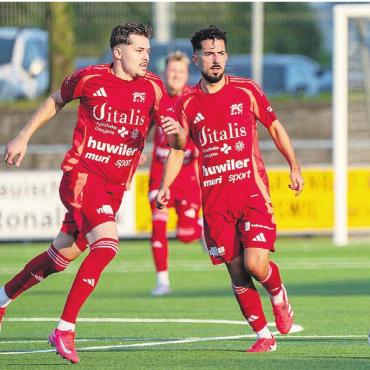 Derby der Gegensätze - Gentrim Uka (links) und Miguel Ferreira sind zwei von insgesamt 16 Muri-Spielern mit FC-Wohlen-Vergangenheit. Die Klosterdörfler wollen im Derby ihre Siegesserie fortsetzen. Bild: Archiv/any