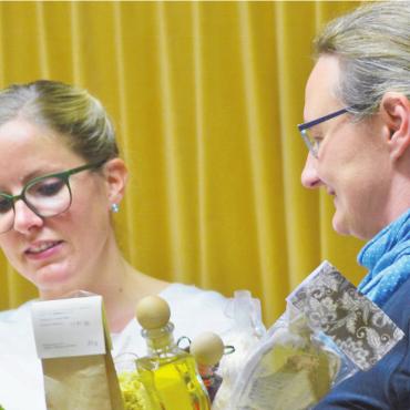 Ein Alltag in voller Konzentration - Maya Troxler (rechts) vom Frauenverein Auw bedankte sich bei Edith Sidler-Betschart für deren interessanten Vortrag in der Alten Kanzlei. Bild: tst