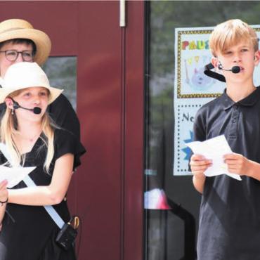 Auch ein Ort der grossen Freude - Das Moderatorenduo führte gekonnt durch die Einweihungsfeier: Melina und Silas.