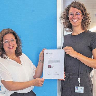 Vereinbarkeit und Gleichstellung - Daniela Burri (links), Leiterin Human Resources Spital Muri, und Theresa Piendl, Verantwortliche Personalentwicklung, freuen sich über die erfolgreiche Rezertifizierung und Verleihung des Prädikats UND. Bild: zg