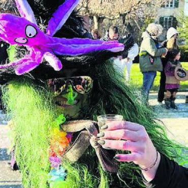 Märchenhaft in die fünfte Jahreszeit - Für die Zuschauer gab es viel zu trinken.
