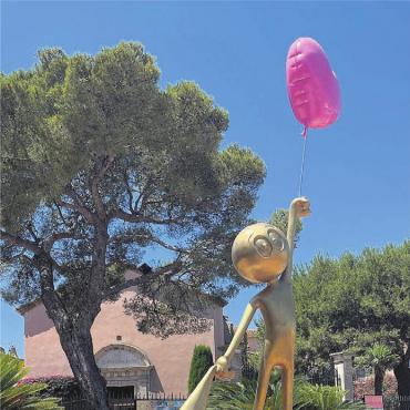 FERIENBILDER - Kunst trifft Himmel - 9. Juli, Hafenpromenade in St. Tropez, Frankreich. Isabelle Schuppisser aus Bremgarten macht dieses Bild und schreibt dazu: «Love is in the Air».