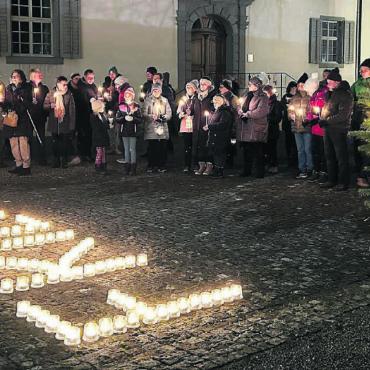 Weil Licht auch Frieden ist - Was sich nicht nur zu Weihnachten viele wünschen, steht gross vor der Klosterkirche: Frieden. Die Friedenslicht-Andacht des Pastoralraums war ein stimmungsvoller Anlass. Bilder: Annemarie Keusch