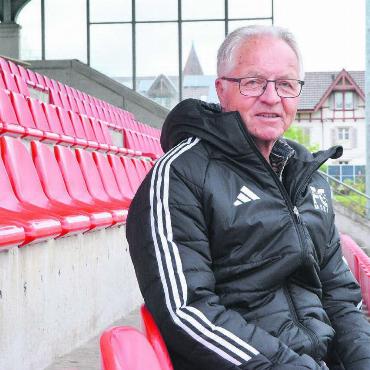 Pioniere im Stadionbau - Auch wenn Stadion und Tribüne nicht mehr nagelneu sind, der FC Muri ist nach wie vor stolz: Hans Hübscher. Bilder: Annemarie Keusch / zg