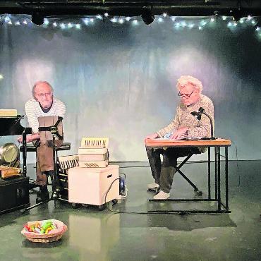 Geschichtenstunde - Jörg Bohn und Fredi Spreng präsentieren heute das «Gschichte-Gschänk». Bild: pd