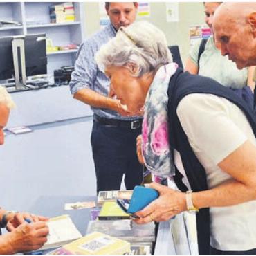 Zwischen Glamour und Alltag - Röbi Koller (links) nimmt sich Zeit für die Autogrammwünsche seiner Leser. Bild: tst