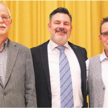 Acht Ammänner erlebt - Gemeindeammann Thomas Widmer (Mitte) musste an der «Gmeind» seine Ratskollegen Christian Vogel (rechts) und – nach 41 Jahren im Amt – Gemeindeschreiber Rolf Meier verabschieden. Bilder: Patrick Fischer