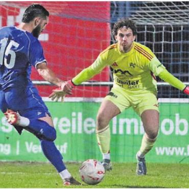 Heisse Spiele - Der FC Wohlen (Kaan Yilmaz beim Abschluss) steckt im Abstiegskampf. Der FC Muri (Goalie Alejandro Scheifele) schnuppert an der Leaderposition. Bild: jl/Archiv