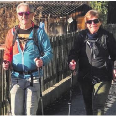Gutes tun beim Wandern - Markus Büchi und Brigitte Stäger freuen sich, wie sich das Projekt entwickelt hat. Bild: zg