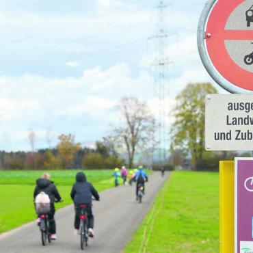 Ein neuer Belag für den Veloweg - Die Güterstrasse zwischen Mühlau und Merenschwand wird vorwiegend für den Veloverkehr genutzt. Bild: tst