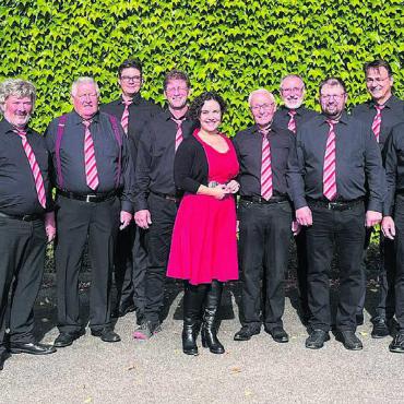 Chorlieder, die berühren - Sie freuen sich bereits auf ihr Konzert. Das Konzertprogramm sitzt und verspricht viel Vergnügen und Abwechslung. Bild: zg